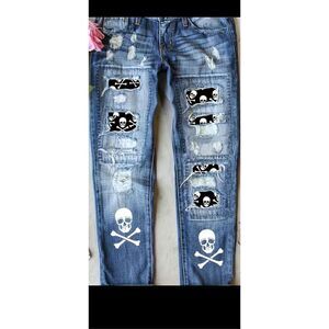 🔥🔥Skull Print washed ripped stretchy jeans with rolled hem bottom.